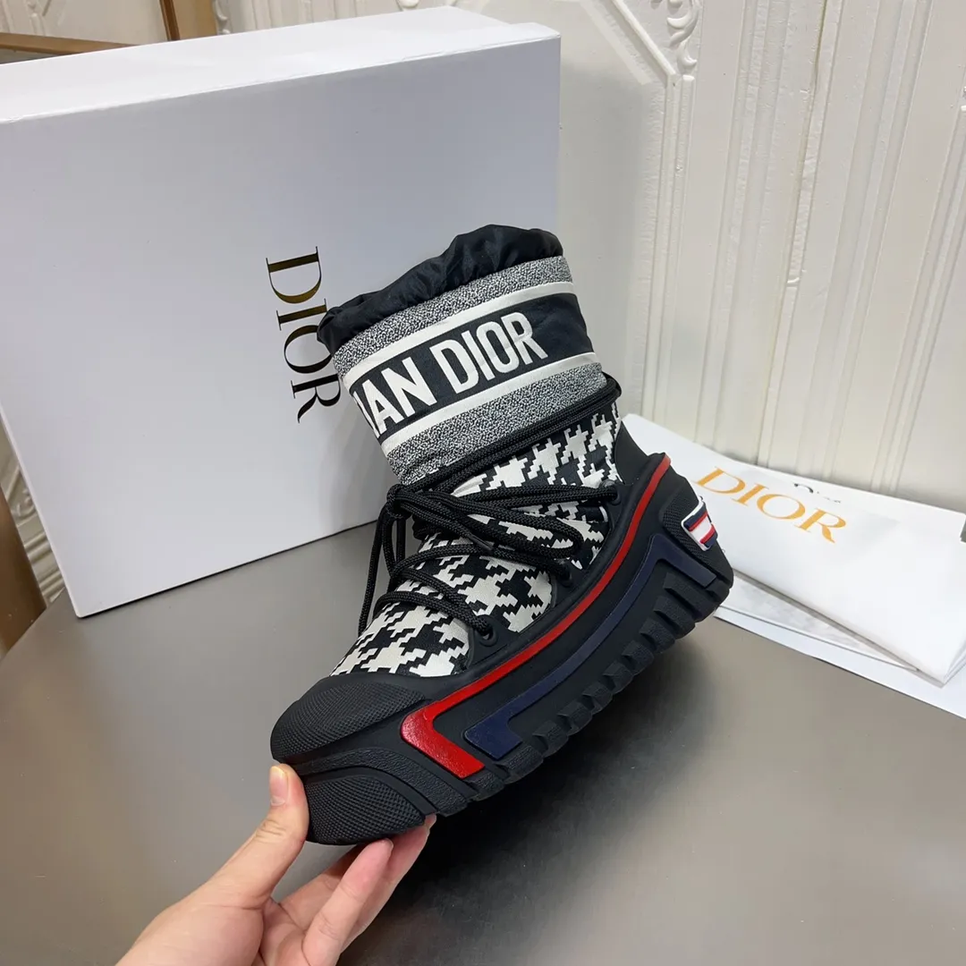 Men's shoes p600! The highest version on the market, Dior Dior's king style snow boots, ski boots, fat and cute, so cute →_→ from the DiorAlps limited series, unique. Shiny nylon Oblique print upper with criss-cross straps for an ideal fit. The technical fabric of the boot shaft, short-cut version, can be worn in the city or in the mountains. It makes the calf slimmer and taller, warm and concave. The boot shaft and sole are made of original waterproof padded lining. The embroidered fabric is original star ⭐ rubber non-slip thick sole and multi-module combination outsole. The size is 35-40. 41Customized